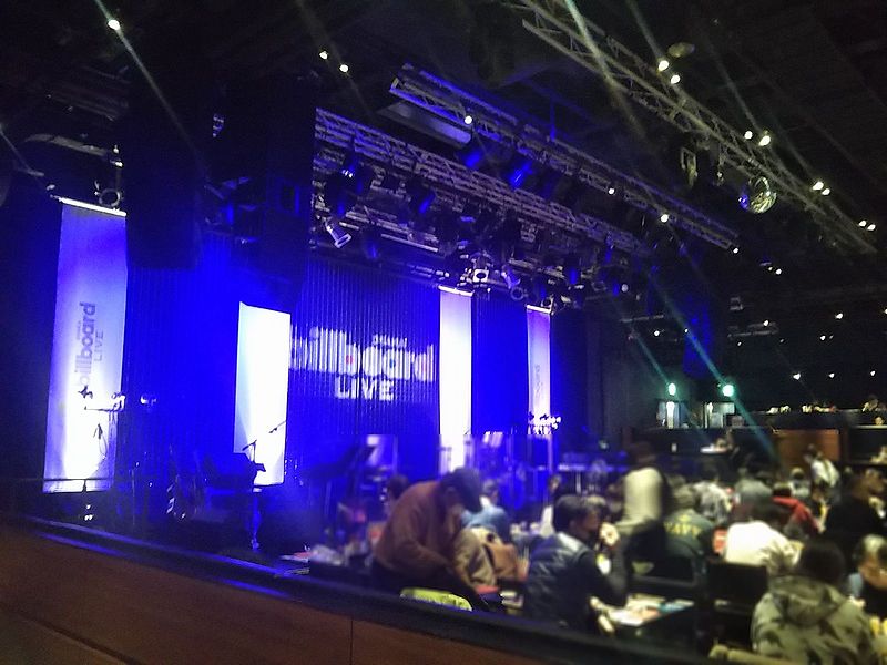 LIVE鑑賞しながら飲み！ ビルボードライブ大阪 Billboard Live OSAKA: くろにゃんの孤高のグルメ旅