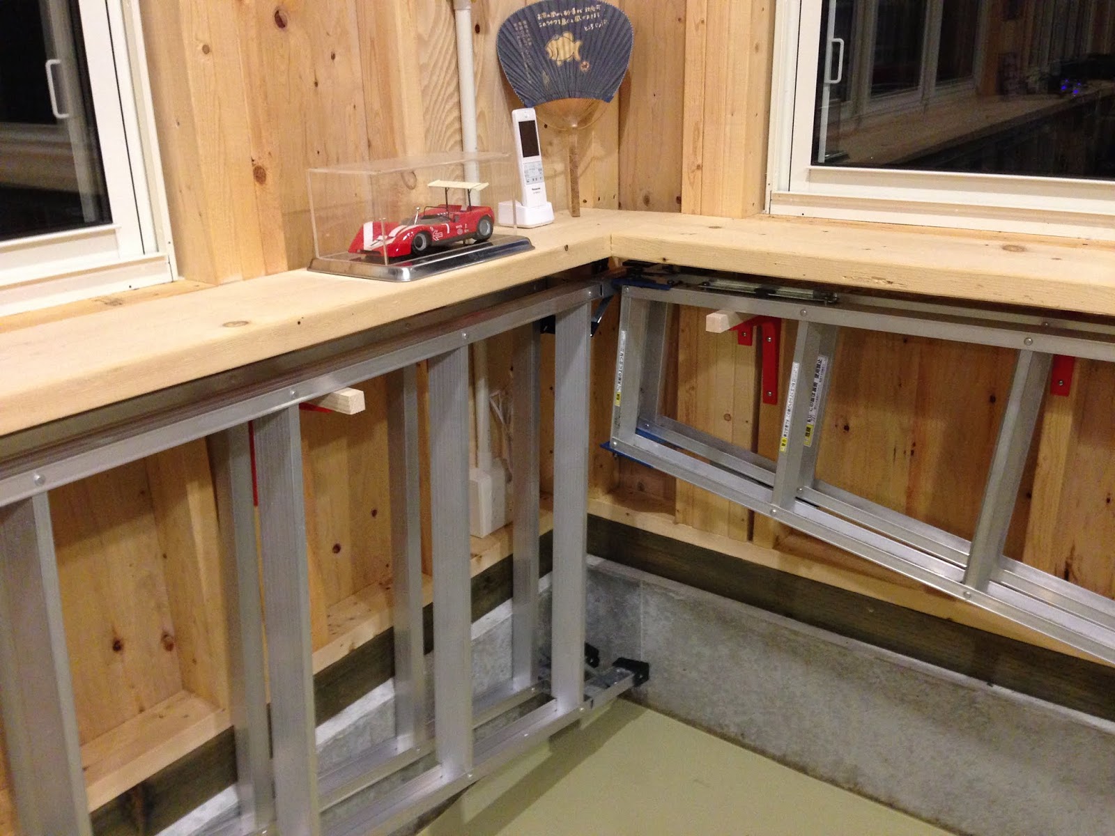 楽天市場 限定30%OFFクーポン「完成品！組立不要」脚立 多機能つりラック 踏み台 梯子 4段 5段 広げるだけ 折り畳み 多機能広い足置き滑り止め加工 スチール 布団 省スペース 新生活 使用簡単 ギフト フレーム 合金製 アルミ合金 収納便利 持ち手 錆びに強い はしご