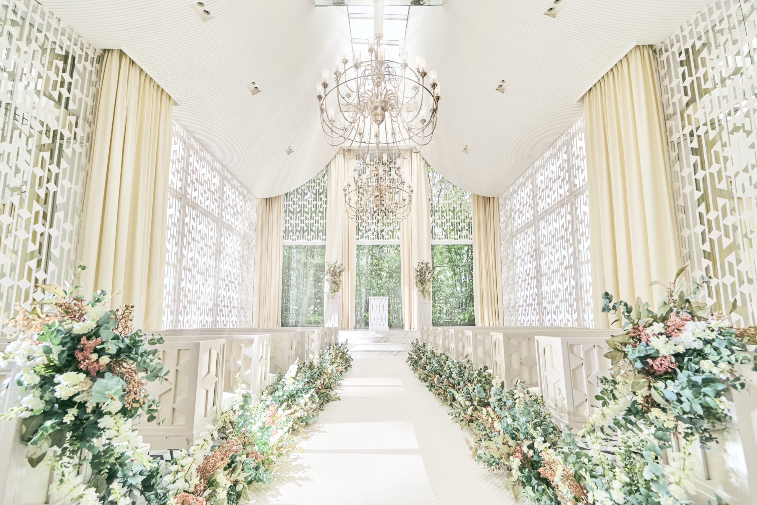 結婚式の会場装花とは?テーブルの演出方法など、装花選びのポイントやトレンドを紹介 – 結婚式準備サイトCORDY コーディ