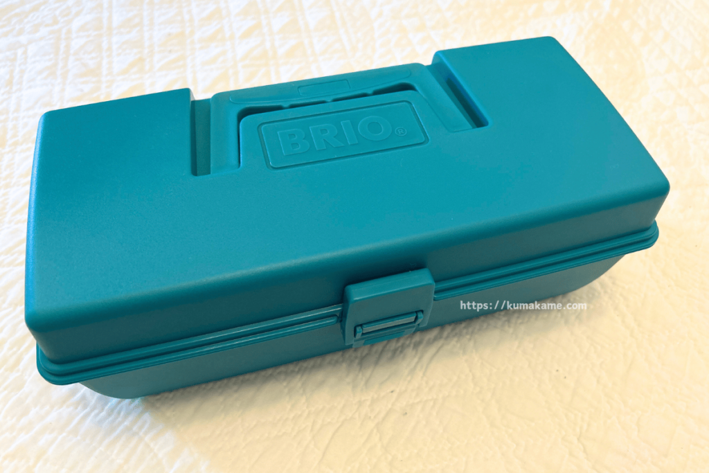 我が家のブリオビルダー収納 遊びの記録を飛ばしまして ストーリーズであげたブリオビルダー について。いくつかご質問いただいたので投稿に残します😊 ブリオビルダーを迎えた時に収納箱は工具箱にしたい！と直感で思いました。 なぜなら、工具箱に入れるとまるで