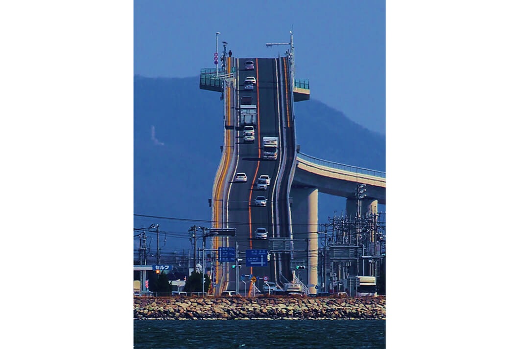 島根県 あまりにも急勾配すぎる橋に目を疑う 「自動車のCMで使われた橋ですね」 LIMO- Yahoo!ニュース