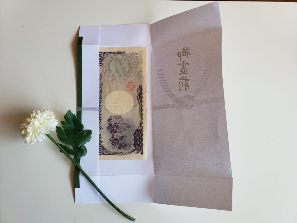 香典に5,000円包む時の書き方とは？ お札の入れ方についても解説 - ここより