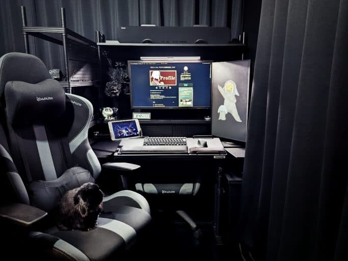 机に黒い斑点のようなものができました。カビでしょうか？どうすれば取れますでし- Yahoo!知恵袋