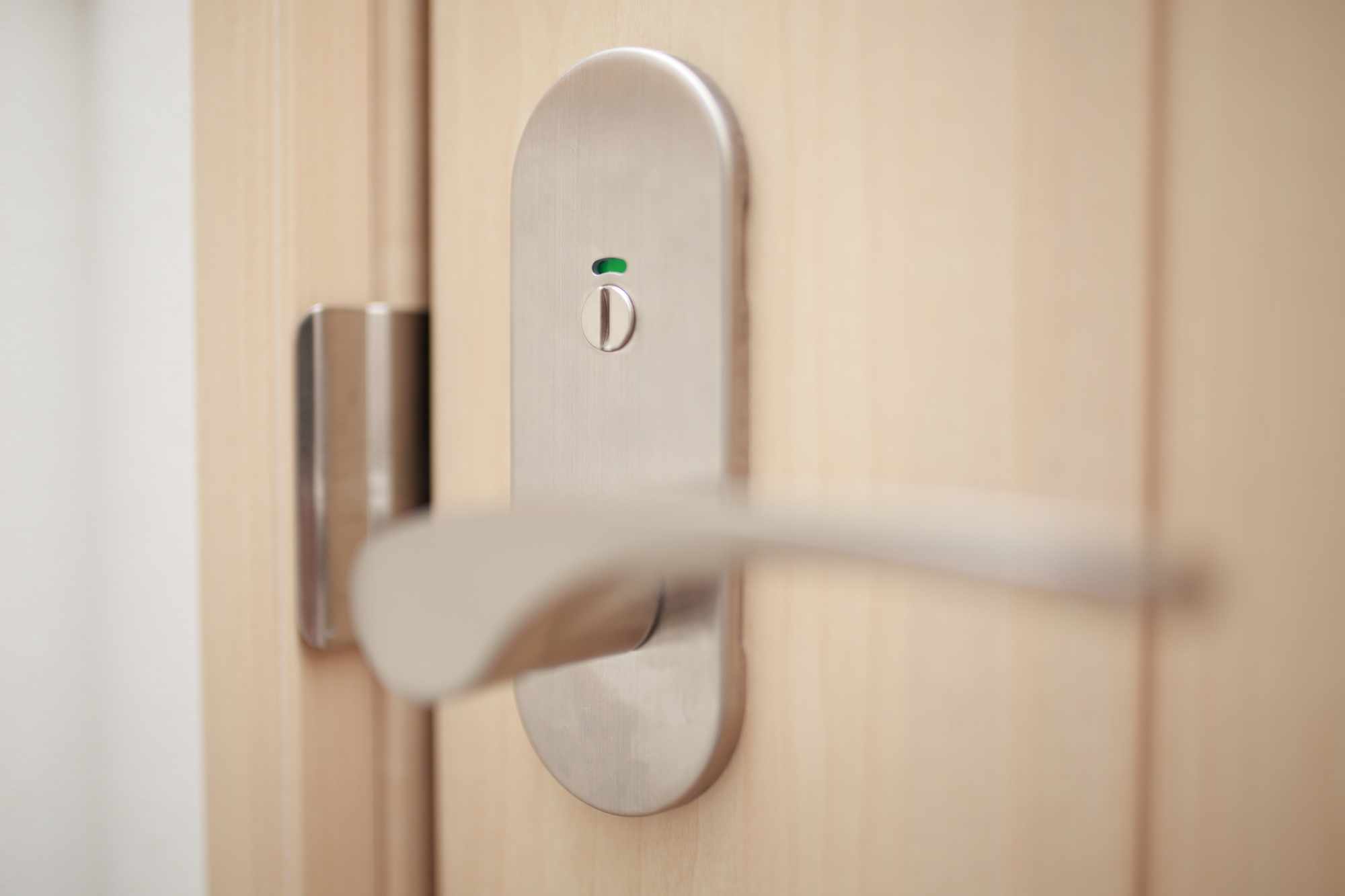 トイレの鍵が勝手に閉まるので修理しました ケース鎌錠KLD51引き戸