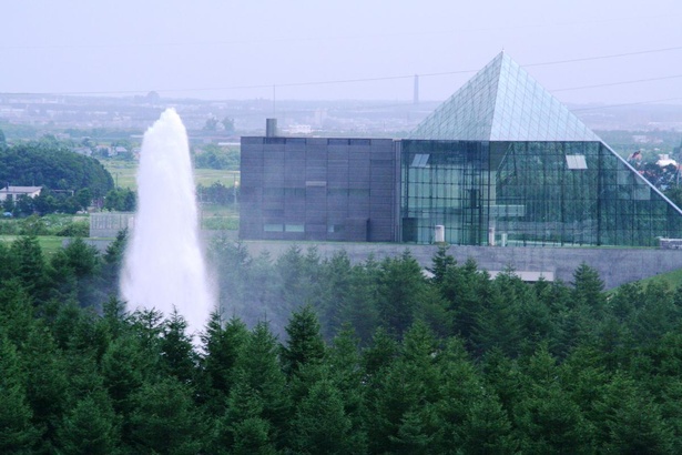 モエレ沼公園の遊具の色彩やデザインが美しすぎる！モエレ山とガラスのピラミッドも紹介札幌 - たびのおと