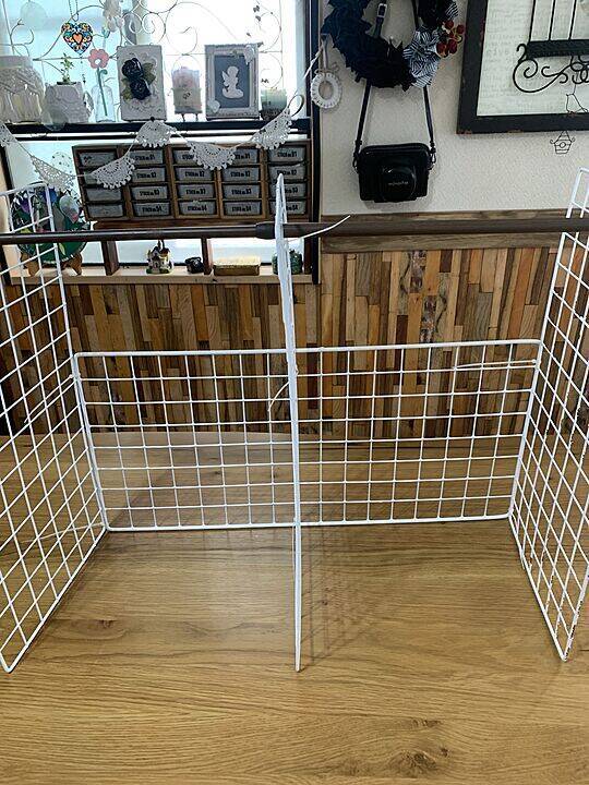 突っ張り棒とワイヤーネットで簡単に収納スペースを作ろう！実例もご紹介☆