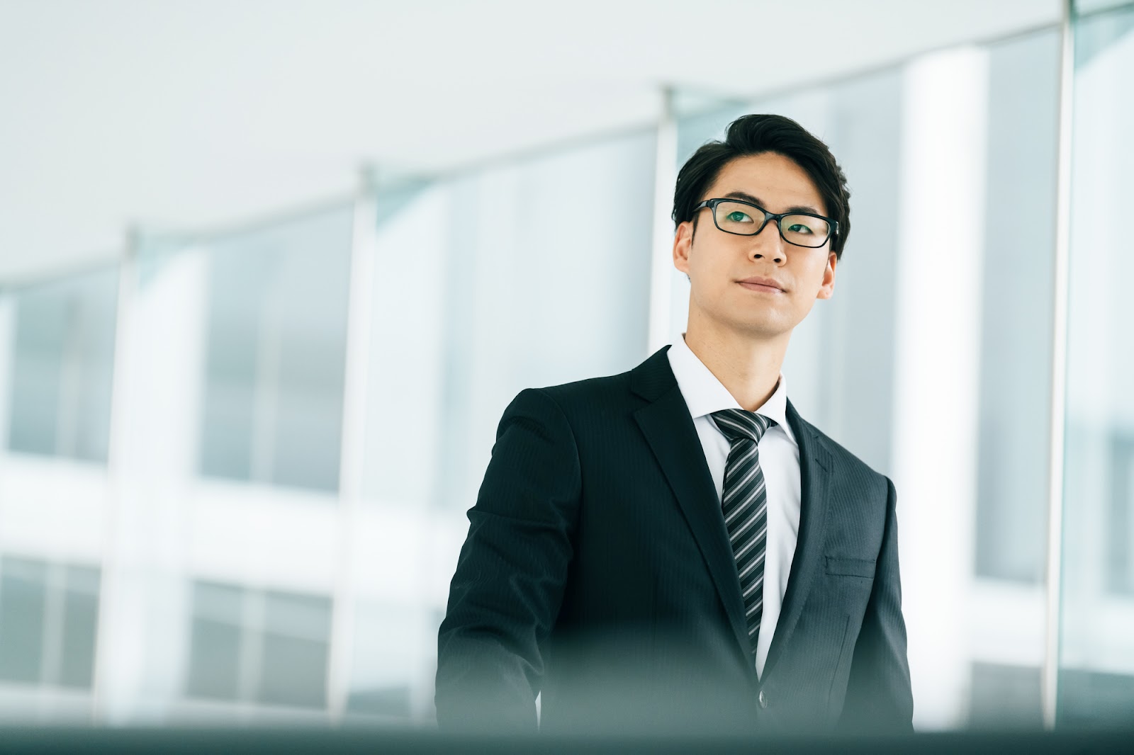 日本人ビジネスマンの写真素材FYI04619565ストックフォトの Qlean Market キュリンマーケット