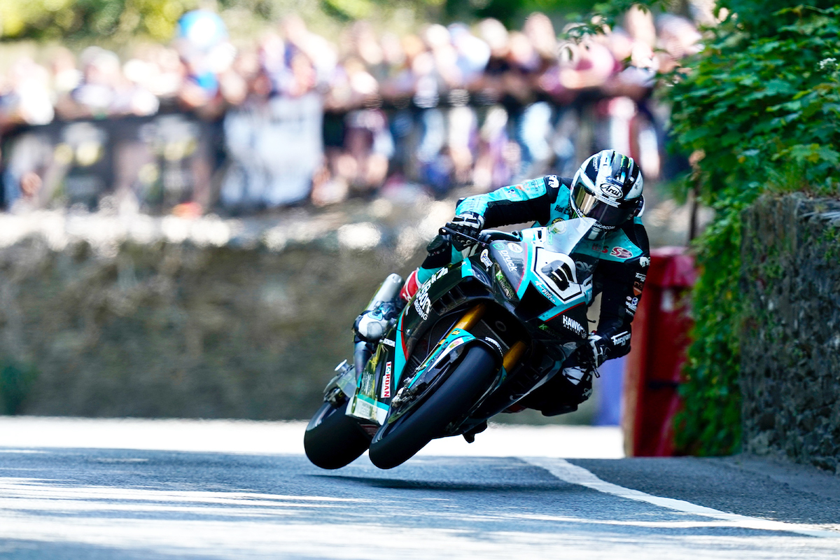 マン島TTでマイケル・ダンロップが3勝。BMWが3クラス制覇しレコードは全クラス更新autosport web