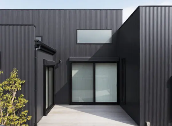 自然素材住宅のススメ:中尾Ⅱの家、外貼り断熱に金属製サイディング