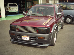 ローダウンしているかの様に見えるフルスポイラー仕様のハイラックスサーフ！ – エムズオート