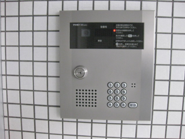 オートロックを一緒に通過する「共連れ」は違法？通報しても良いの？インターホン更新.com