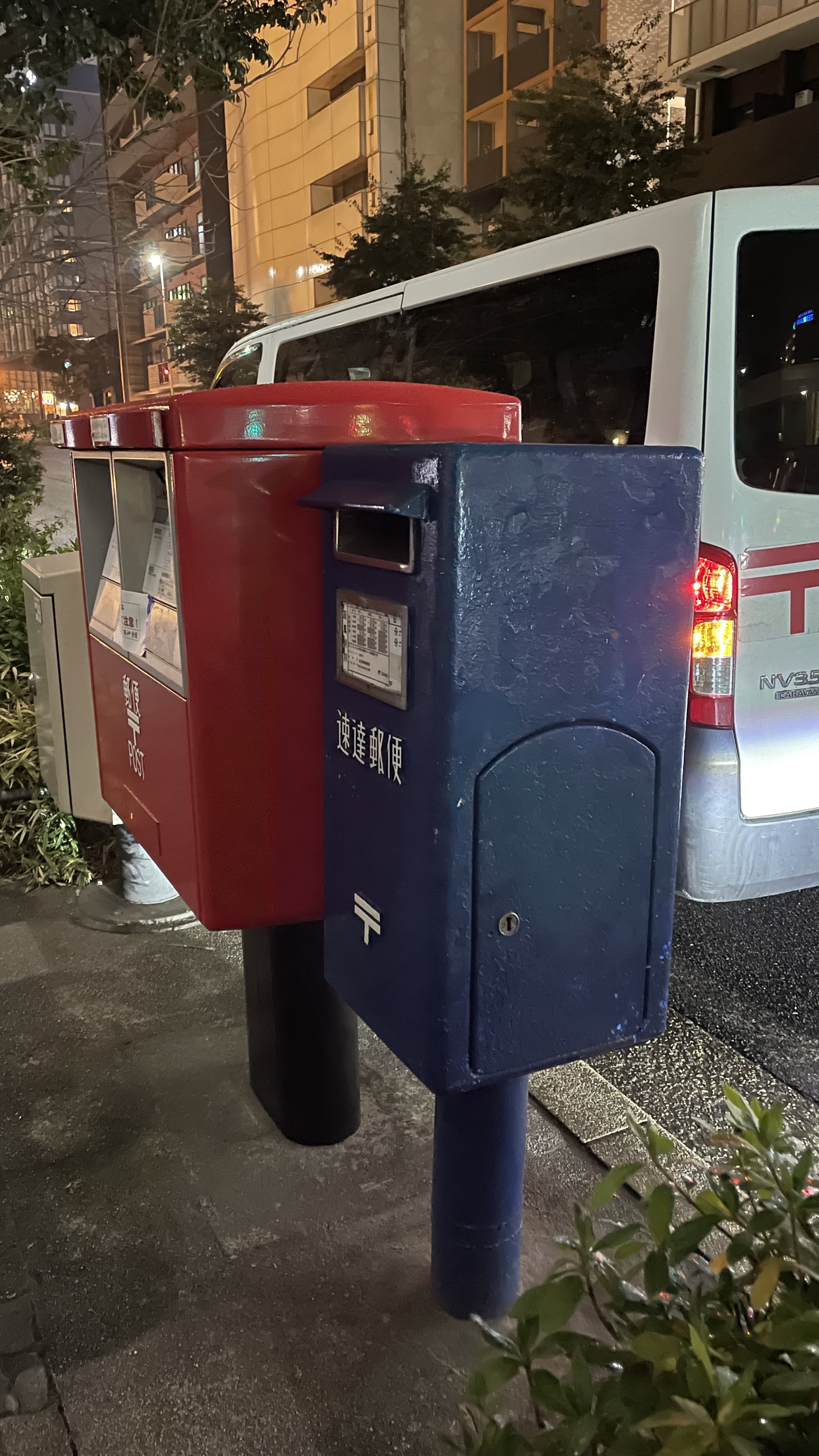 青ポスト 浅草橋駅前にある謎の青いポストはレア＆レトロな〝速達専用〟だった!!浅草橋を歩く