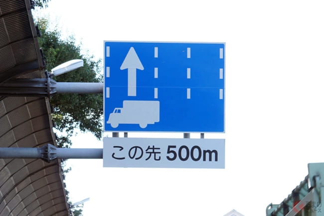 道路標識構内用一方通行縦型アルミ 600×350894-20- 安全用品・工事看板通販のサインモール