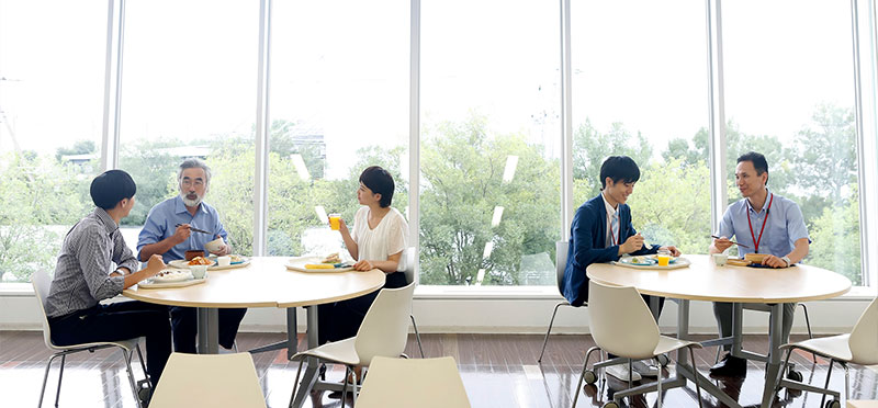 オフィスの食堂スペースを有効活用する方法とは？検討フローや厨房を持つかどうかの判断軸、事例もご紹介オフィスコラム株式会社オリバー Place2.5