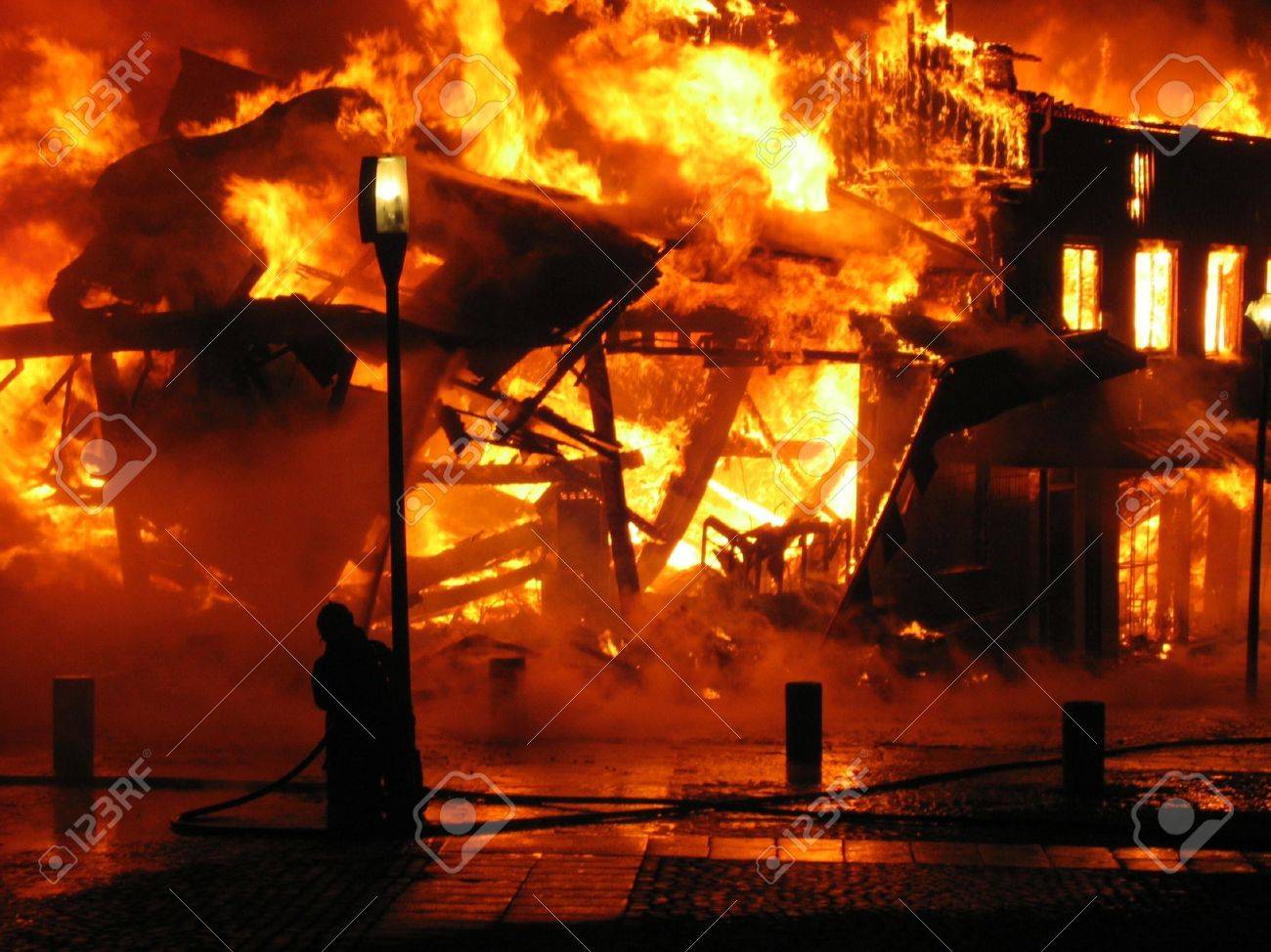 ロサンゼルス火事、再び強風の予報で拡大懸念 死者24人・不明23人に - BBCニュース