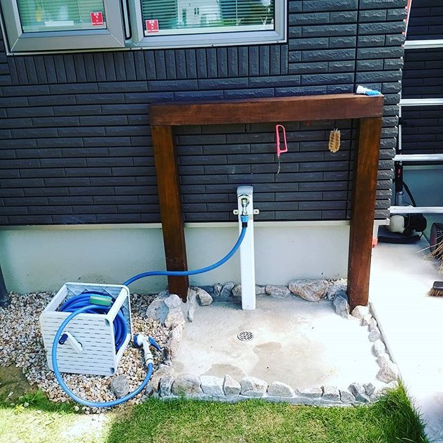 立水栓水受けパンのDIY案3選！おしゃれに見えるノウハウも解説 - エクステリアのある暮らしブログ