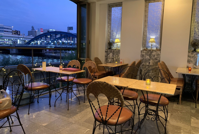 カフェで悩んでいるスーツを来た日本人男性のイラスト素材107061308- PIXTA