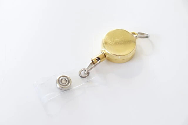 壊れやすいリールキーホルダーは、平ゴムで代用糸