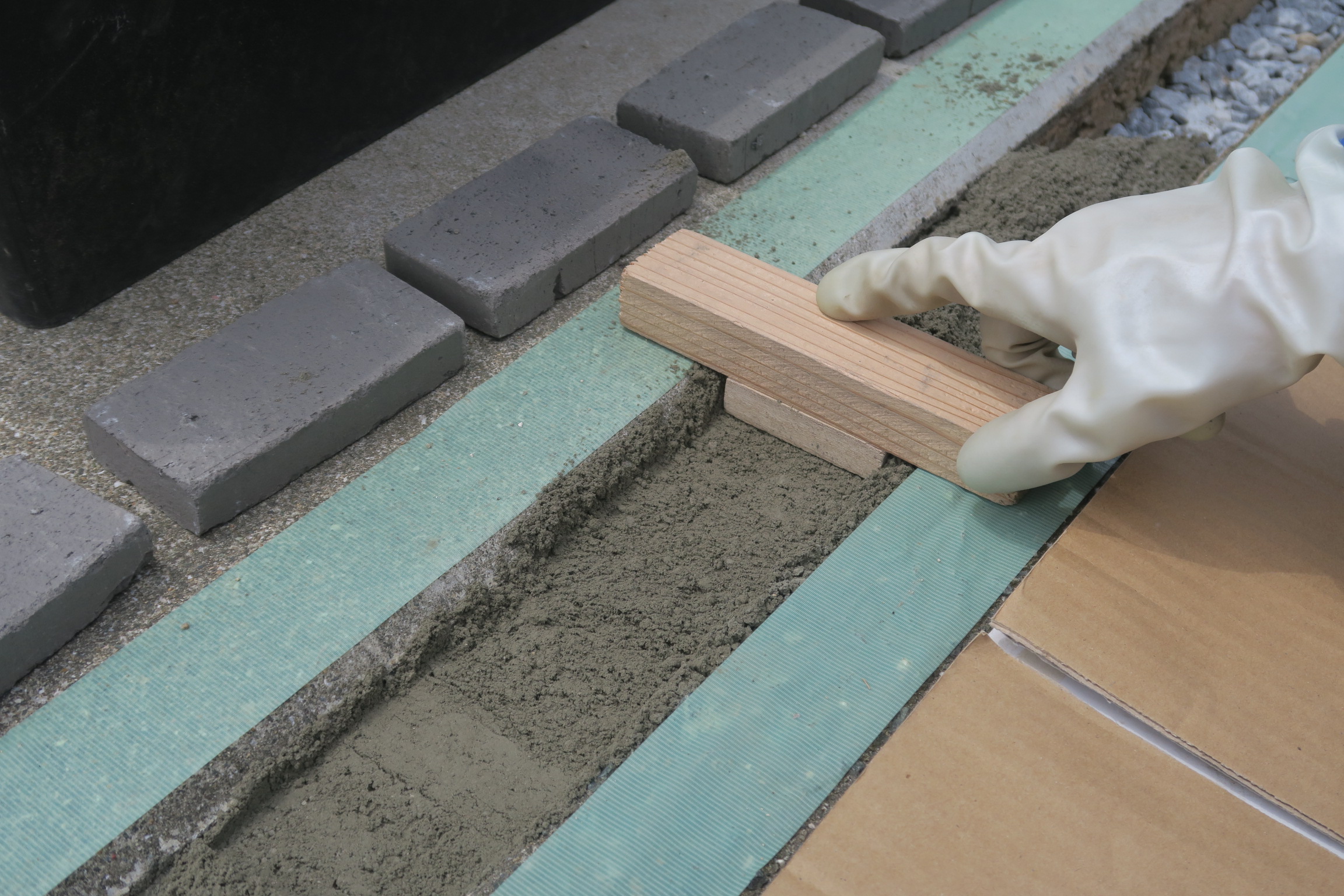 不要な駐車場コンクリート目地。おしゃれにデザインして埋めた施工事例 - 株式会社メイク・プラスター三重県鈴鹿のスタンプコンクリート職人