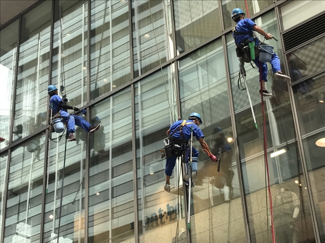 高いビルの外側からゴンドラに乗っているあのひと、何してる？おしごとはくぶつかん