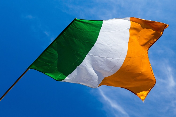 一緒にアイルランドとインドの美しい国の旗Premium写真