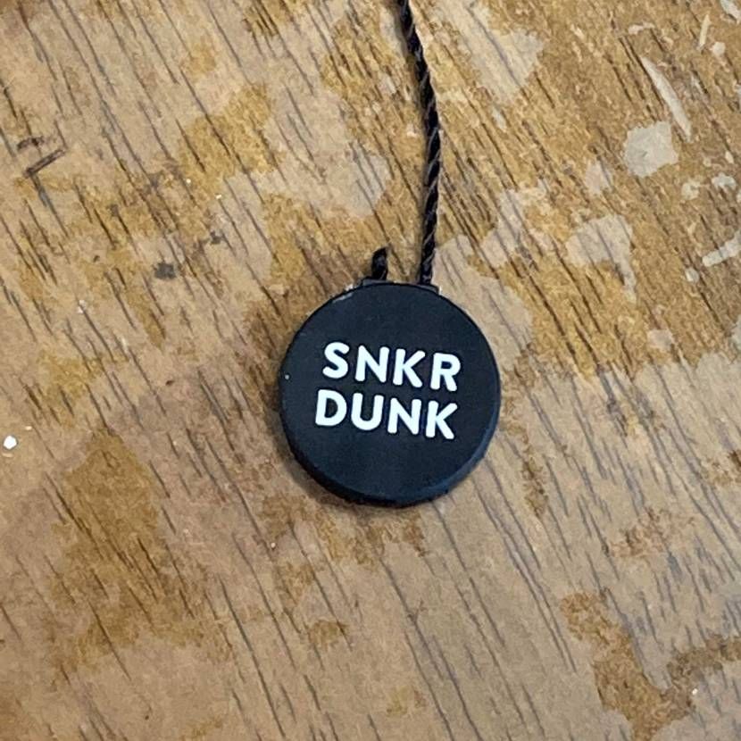 モノカブでスニーカーを買ったんですけど、 - モノカブの本物鑑定タグ- Yahoo!知恵袋