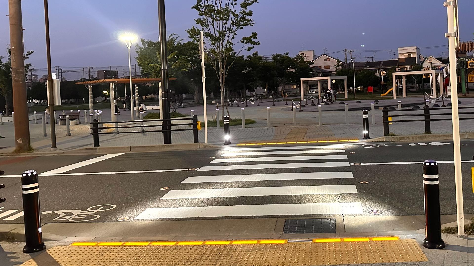 赤信号で横断歩道を渡る男性の無料イラスト透過PNG・商用利用OKイラストセンタ