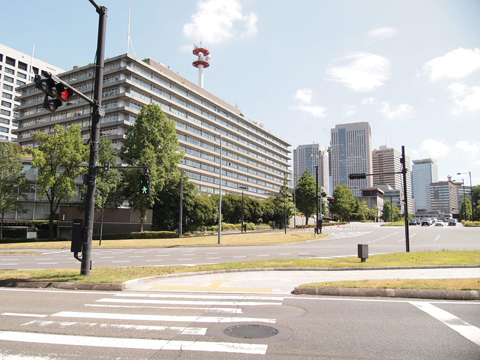 地下鉄桜田門駅から旧江戸城外桜田門・二重橋へ向かうバリアフリールート : 皇居外苑一般財団法人国民公園協会