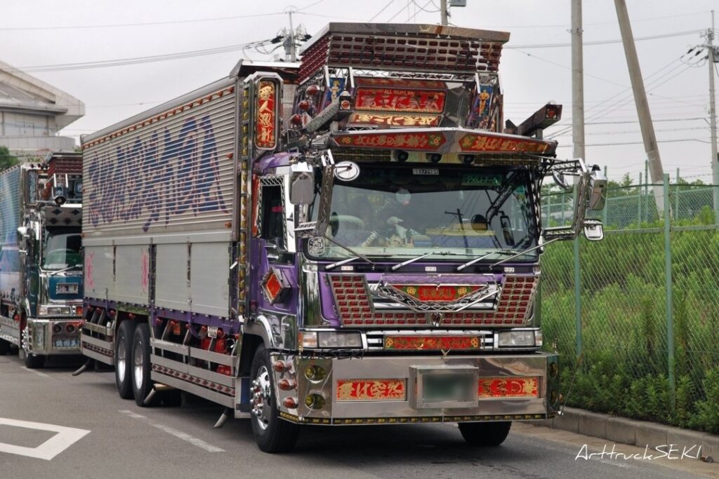 アメリカ人にデコトラを見せたらどんなリアクションをする？ 「映画みたいだ」と異次元の世界に興奮Real Soundリアルサウンド テック