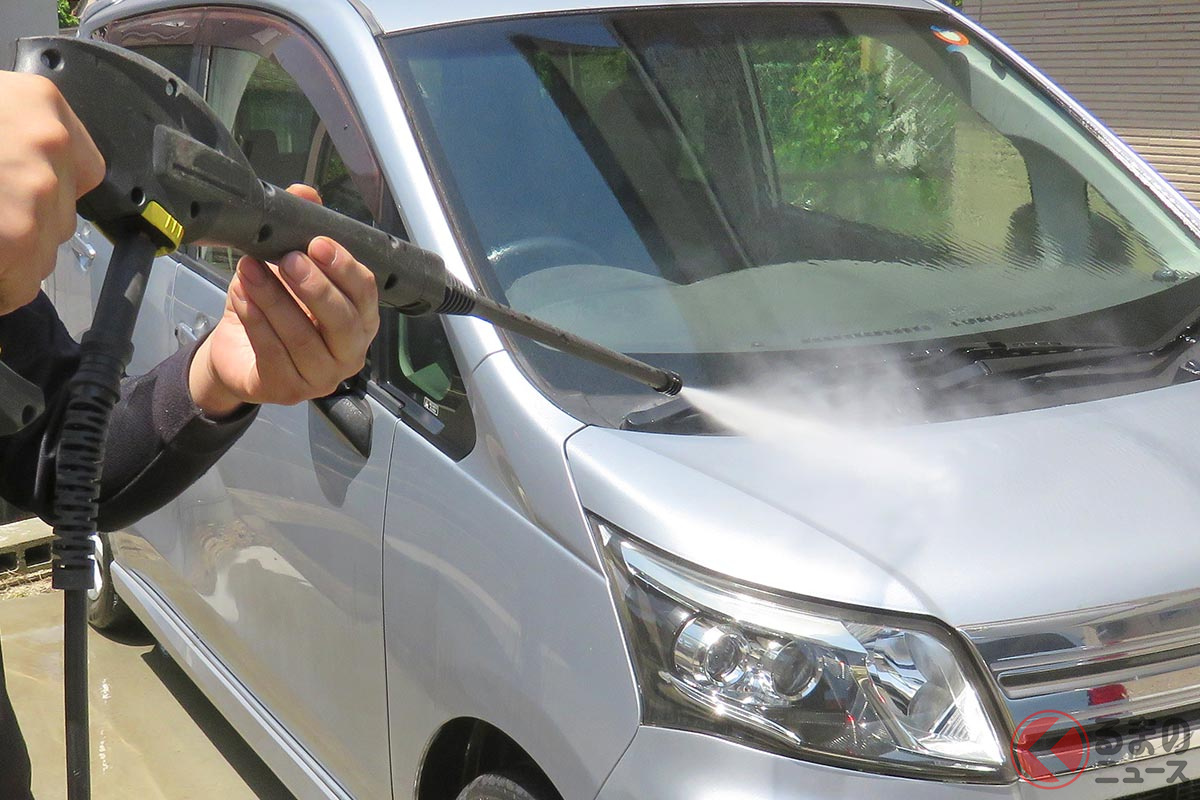 狭くて複雑なエンジンルームの掃除方法を洗車マニアが伝授！ 人前で自慢できるようなエンジンルームにする秘訣とはボディはピカピカなのにボンネット開けたら「うわっ汚なっ！」じつは素人でもできる「エンジンルーム」の掃除方法とは自動車情報・ニュース WEB CARTOP