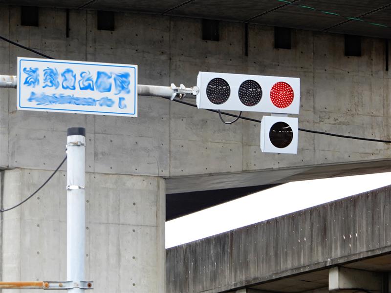 なぜ見えない？」 LED薄型信号機が雪で撃沈!? 対「雪」仕様なのに見えなくなる現象がSNSで話題に！くるまのニュース