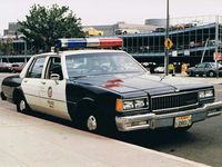 パトカーで待機するロサンゼルス市警の警官 - CNN.co.jp