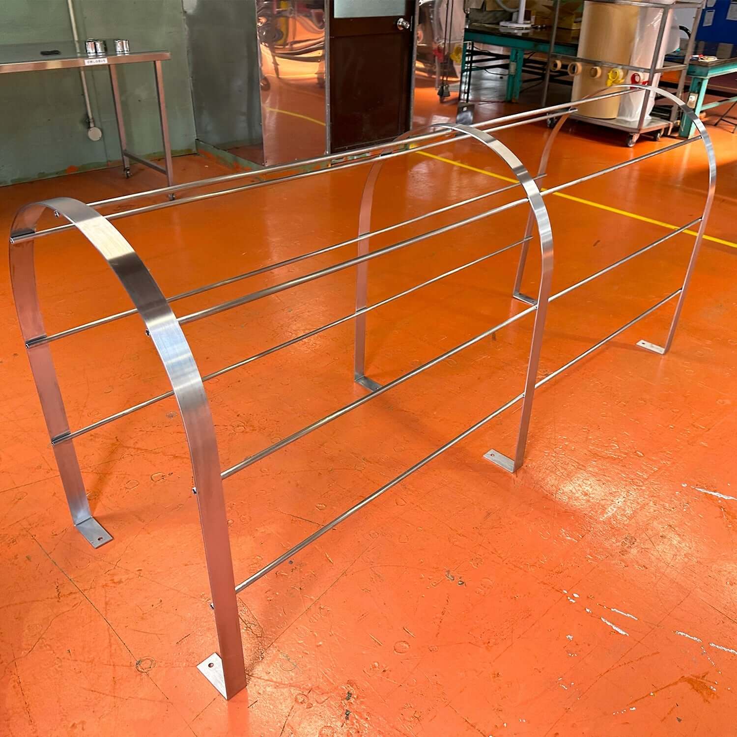 固定はしご タラップ 昇降時の安全対策は必須です！安心安全に利用するための潜む危険や有効な対策を解説します！高所安全対策のスペシャリスト！常設型転落防止システム「アクロバット」