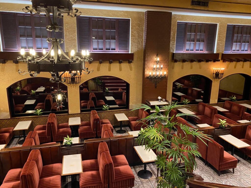 新宿の老舗純喫茶 全200席の穴場カフェ『名曲・珈琲 新宿 らんぶる』でいただく「シナモントースト」と「ピザトースト」Daily Shinjuku