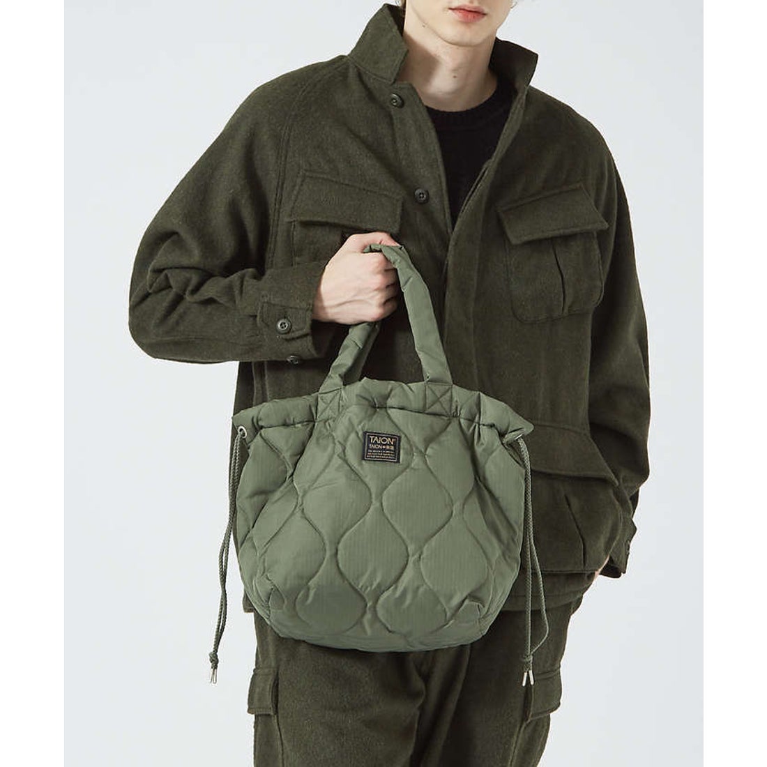 ヘルノ〟のダウンバッグ×アウターでつくる、軽やかでモダンなMy StyleOggi.jp