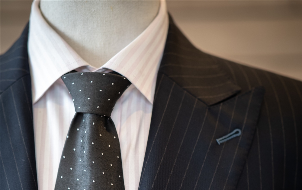 ストライプスーツの魅力は？シーン別の着こなしやマナー、ネクタイとの組み合わせも - ENJOY ORDER Magazine