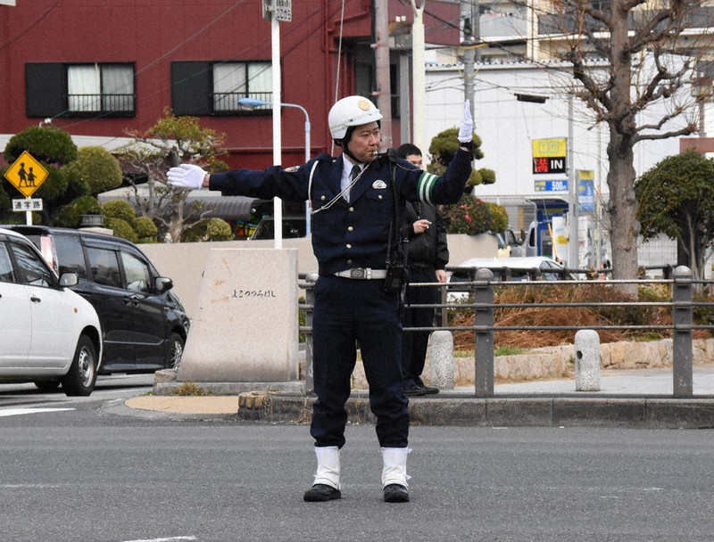 交通誘導のやり方を徹底解説！誘導灯・手旗の使い方や合図の方法を紹介警備メディア