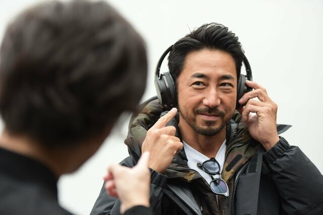 スーツを着た男性がヘッドフォンをつける。 ヘッドフォンをはいたハンサムな大人の男性」の動画素材 ロイヤリティフリー 1007208793Shutterstock