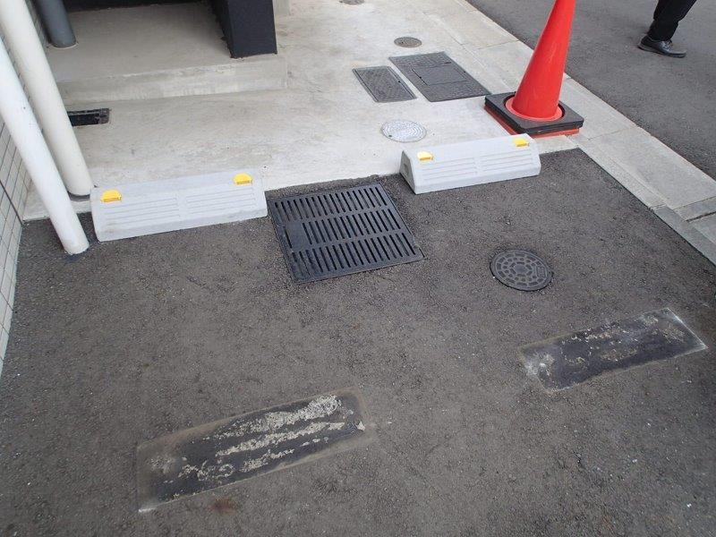 Amazon.co.jp: パーキングブロック 車輪止め 車止め カーストッパー タイヤ止め 駐車場 輪止め タイヤブロック 車庫 駐車 ガレージパーキング 固定アンカー付き 150cm 59in: 車＆バイク