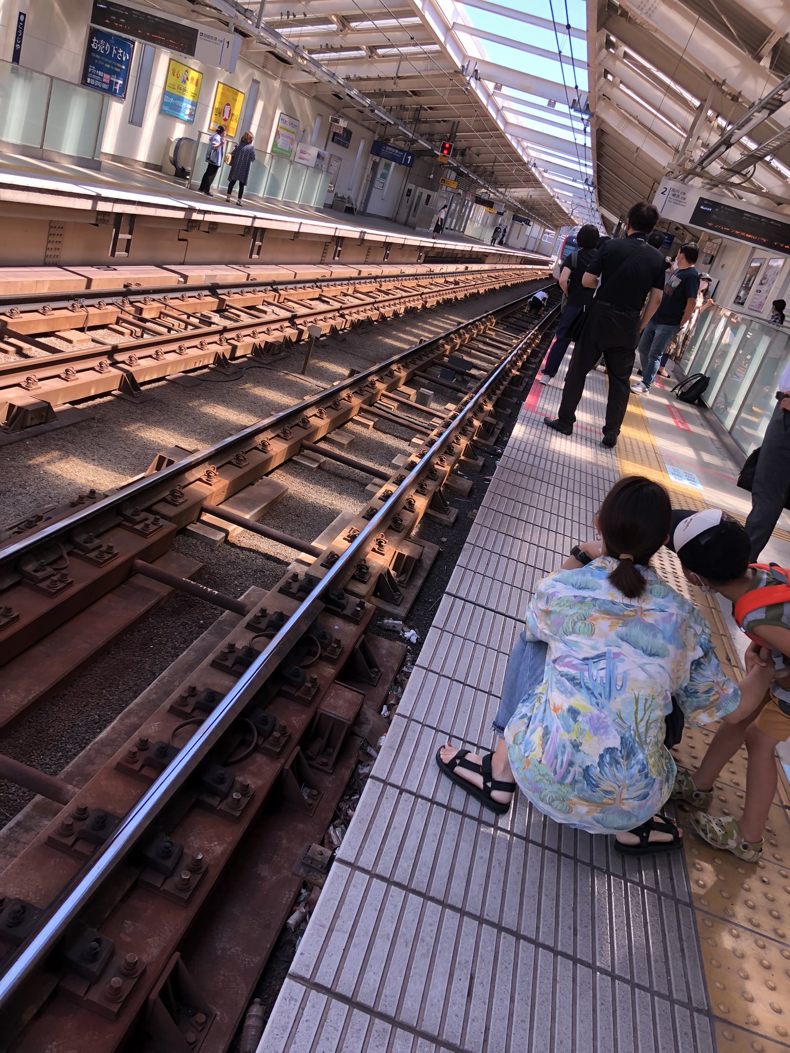8 1 京急線 品川駅で人身事故「ホームと車両の間に人挟まれてる!」乗客全員で車両を押す事態 現場の様子- Togetter