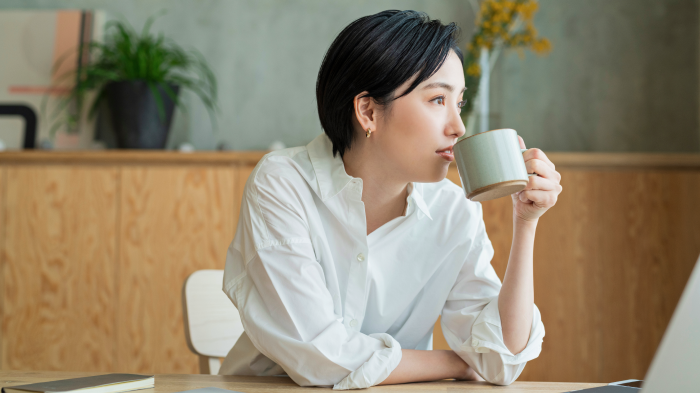 読書で自己投資する女性イラスト - No: 2308920無料イラスト・フリー素材なら「イラストAC」