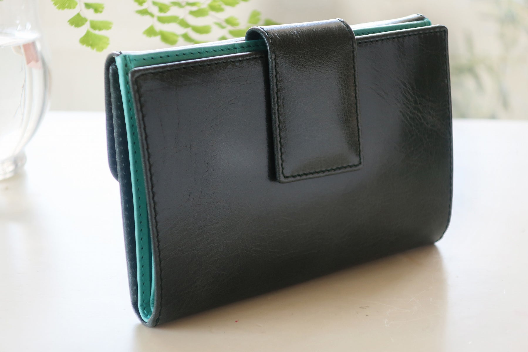風水で緑の財布はどんな効果がある？2025年のラッキーカラーもご紹介あなたとつながるつながるコラムオーダーメイド革製品「JOGGO」