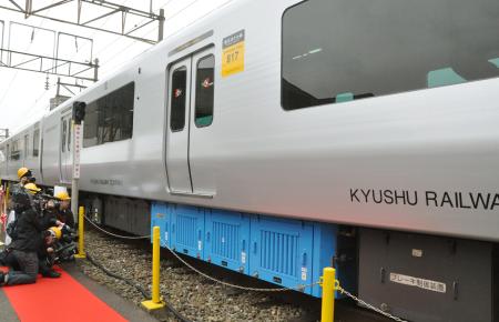 蓄電池電車「ACCUM」、男鹿線で3月4日から営業運転開始 JR東日本乗りものニュース