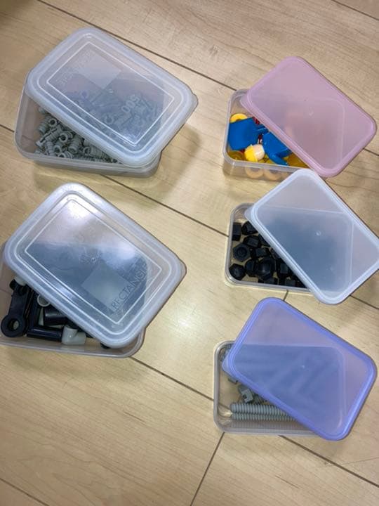 我が家のブリオビルダー収納 遊びの記録を飛ばしまして ストーリーズであげたブリオビルダー について。いくつかご質問いただいたので投稿に残します😊 ブリオビルダーを迎えた時に収納箱は工具箱にしたい！と直感で思いました。 なぜなら、工具箱に入れるとまるで