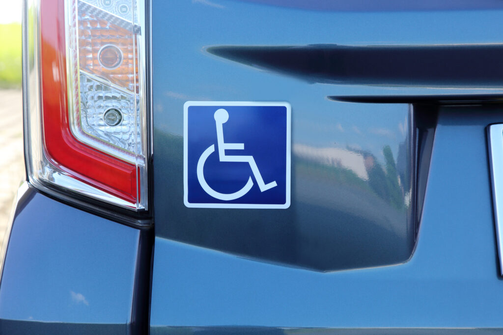 知っていますか？車椅子マークの正しい意味と正式名称 - 看板通販・製作のサインモール