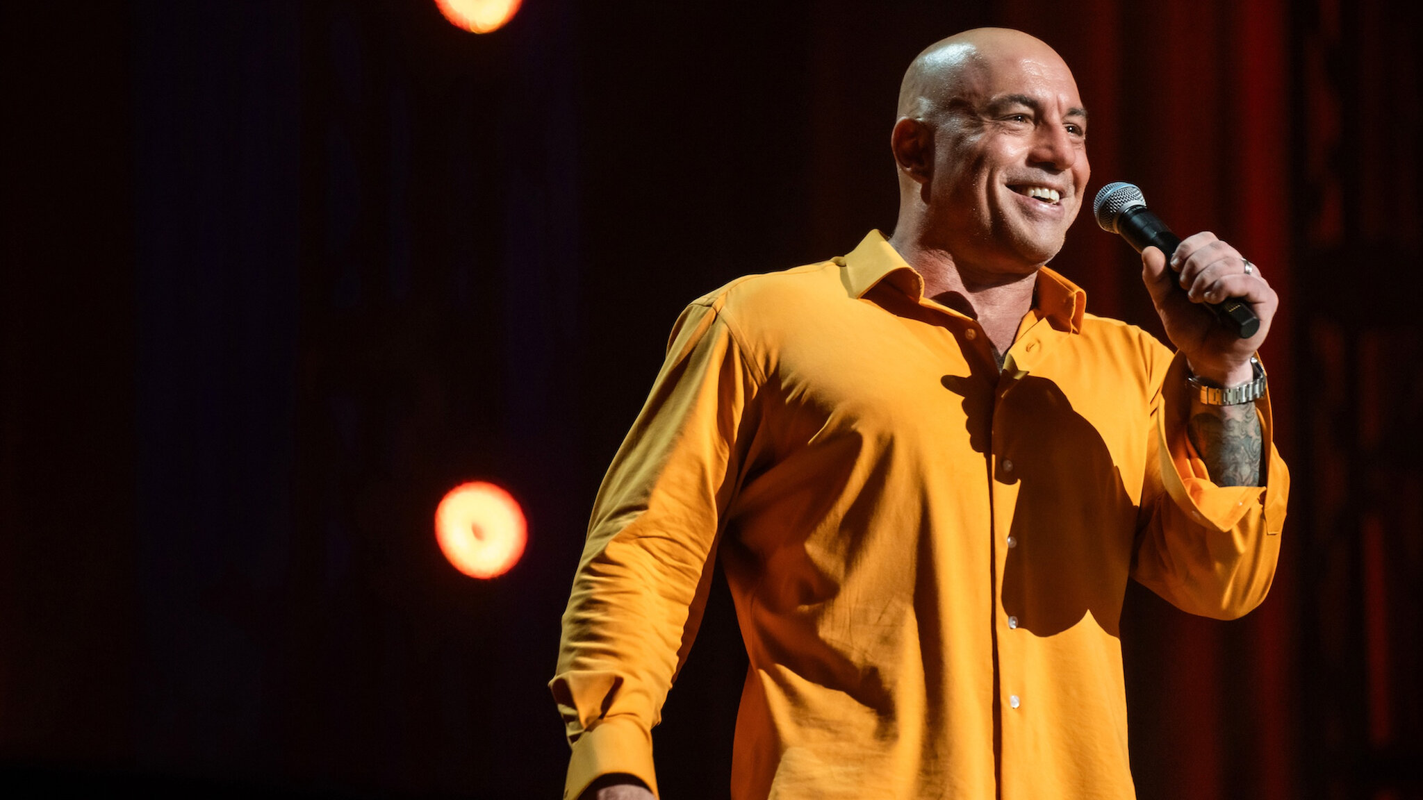 Joe Rogan relembra estreia no UFC no mesmo dia de primeiro título de Belfort