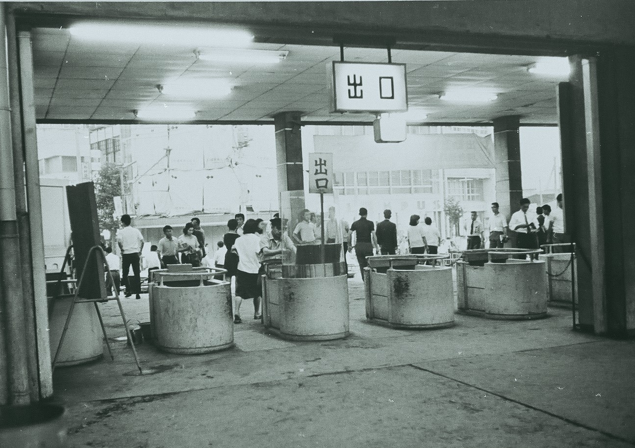 CocoDeskUY-01日本橋駅 東西線 ホーム階改札前 出口D1-D4方面 １番ブース を予約¥1,320~ インスタベース