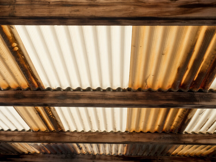 トタン屋根の修理費用の相場と失敗しない優良業者の選び方を徹底解説千葉・東京・関東は屋根修理プラスへ