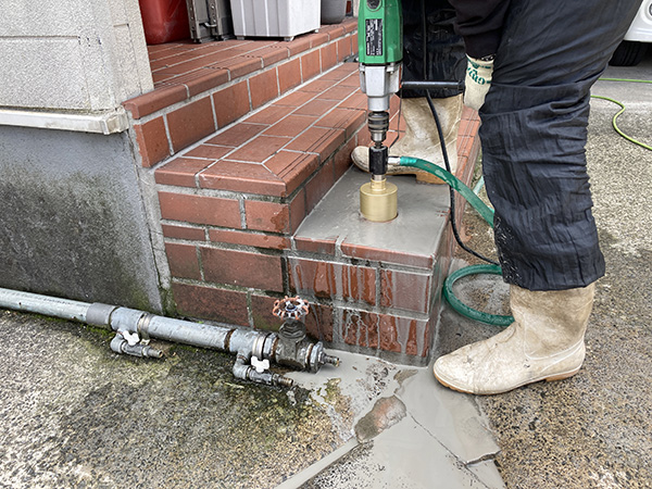 コア抜きとは？手順や方法、単価、スリーブ工法との違いも解説！ - ビズケン建設業にフォーカスした情報を配信