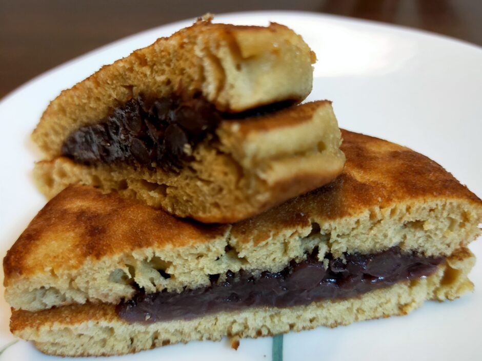 草月 北区・東十条 創業90年超。熟練の職人の技と勘が冴える、東京三大どら焼きの一つ「黒松」 ：東京新聞デジタル